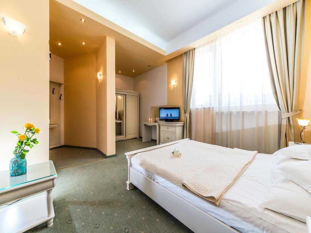 Hotel Opal Cluj-Napoca Esterno foto